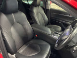運転席の画像です。足元やシートまわりに余裕があり、リラックスした姿勢で運転が可能です。視界も良好で操作系へのアクセスもしやすく、快適で安心感のあるドライブをサポートします。