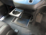 運転席からも助手席からも使いやすい位置に、引き出し式ドリンクホルダーとスマホなどを置けるトレイを配置しています。