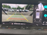 ギアをリバースに入れると車両後方の映像を映し出します。画面にはガイドラインが表示され、車庫入れや縦列駐車などの際に安全確認をサポートします。