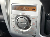 【オートエアコン】一度お好みの温度に設定すれば、車内の温度を検知し風量や温度を自動で調整。暑い&hellip;寒い&hellip;と何度もスイッチ操作をする必要はありません。快適な車内空間には必須の機能ですね♪