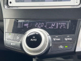 【オートエアコン】一度お好みの温度に設定すれば、車内の温度を検知し風量や温度を自動で調整。暑い&hellip;寒い&hellip;と何度もスイッチ操作をする必要はありません。快適な車内空間には必須の機能ですね♪