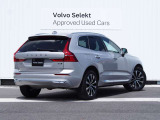 XC60の彫刻のようなエクステリアは、停まっているときでさえ動きを感じさせるダイナミックな造形。スカンジナビアンデザインの伝統に根ざしたそのスタイルは、すべてのディテールに美しさと機能性が息づいています