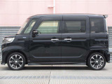 純正アルミで全体的にデザインがまとまっています。車も人も、オシャレはまずは足元からですね。