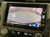 リバースギアに入れるだけで後方の表示へ切り替わります。夜間や雨の日の駐車も楽になりますよ。