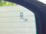 【ブラインドスポットインフォメーション】走行中、ドアミラーの死角になりやすい箇所に後続車が接近するとサイドミラー付近に警告を表示、ドライバーに注意喚起をしてくれます。