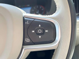 【ステアリングスイッチ】運転中、前方から目線をそらさずにオーディオ等の操作ができるよう、適切に配置されたスイッチ類。安心&快適なドライブを演出してくれる便利な機能です。