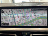BMWのナビゲーションは操作性も良く、詳細な地図情報と交通状況を見やすく表示し、快適なドライビングをサポートしながら目的地までナビゲートします。