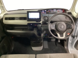 車内は光触媒抗菌消臭施工済です。インパネ周りはスタイリッシュなデザインで機能や装備も充実しています。グローブボックスやカップホルダーのほかにトレーなどたくさんの収納スペースが付いています。