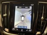 【360&deg;ビューカメラ】4台の高解像度カメラで360度の鳥瞰図を表示。隣の車や壁、死角にある障害物などを画面で確認できるため、狭いスペースでの駐車・出入りも安心です。