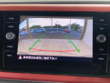 ギアをリバースに入れると車両後方の映像を映し出します。画面にはガイドラインが表示され、車庫入れや縦列駐車などの際に安全確認をサポートします。