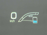 カラーヘッドアップディスプレイ付き。少ない視線移動で情報を確認できるので、運転の疲労軽減に繋がりますよ♪