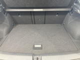 ●すっきりとした見た目のスクエア形状のラゲッジスペースです。また荷物が多い時、急なお買いものの際にもリヤシートを倒していただくことにより十分なスペースを確保できます。