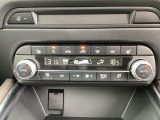 温度の設定のみで快適な風量やモードなどを自動調整してくれるフルオートエアコンを装備!