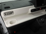 置いたりしまったり、手に取ったり。運転席まわりには使いやすい収納スペースがたくさん。小物を分けてしまえて車内スッキリ。