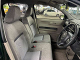 運転席の画像です。足元やシートまわりに余裕があり、リラックスした姿勢で運転が可能です。視界も良好で操作系へのアクセスもしやすく、快適で安心感のあるドライブをサポートします。