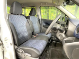 運転席まわりには十分なスペースがあり、大柄な方でもゆったり運転していただける環境です。