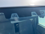 障害物を感知して、衝突の可能性がある場合、運転者へ警告音を発したり、衝突の可能性が高い場合、ブレーキの補助操作を行い、減速して衝突被害を軽減するシステムです。
