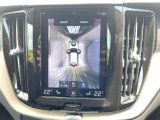 【360&deg;ビューカメラ】4台の高解像度カメラで360度の鳥瞰図を表示。隣の車や壁、死角にある障害物などを画面で確認できるため、狭いスペースでの駐車・出入りも安心です。