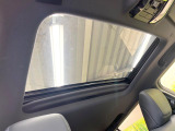 【サンルーフ】ボタンひとつで開閉可能!開放感たっぷりのサンルーフが装着されています!車内に明かりを取り入れたり景色を楽しむ以外にも、よどみがちな車内の空気も簡単に換気できて快適です!