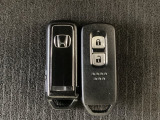 スマートキーを装備しています。鍵を差し込むことなくドアロックの開け閉めと、スタートボタン操作でのエンジンスタートができます。スペアキーも同じものを用意しております。