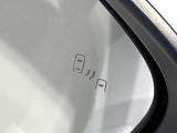 【ブラインドスポットモニター】走行中、ドアミラーの死角になりやすい箇所に後続車が接近するとサイドミラーのレンズに警告を表示!ドライバーに注意喚起をしてくれます。
