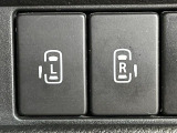 【両側パワースライドドア】スマートキーや運転席のスイッチで後席両側スライドドアの開閉が可能♪電動だから力を入れてドアを開ける必要が無く、小さなお子様でも簡単に開け閉めでき快適です♪