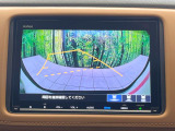 【バックカメラ】駐車時に後方がリアルタイム映像で確認できます。大型商業施設や立体駐車場での駐車時や、夜間のバック時に大活躍!運転スキルに関わらず、今や必須となった装備のひとつです!