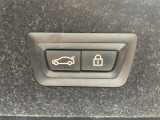 【パワーゲート】電動パワーゲートです。開閉がボタン1つで開け閉め行えます。また、状況に応じてのトランクハッチ開閉量を簡単に設定可能です。スマートオープナーも便利な機能です。ぜひお試しください。