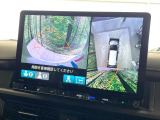 【マルチビューカメラシステム】専用のカメラにより、上から見下ろしたような視点で360度クルマの周囲を確認することができます☆死角部分も確認しやすく、狭い場所での切り返しや駐車もスムーズに行えます。