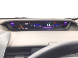 メータは先進的なデジタルメーターを採用!ゆっくりと数字が動くのでとても見やすく表示されます!続可能距離等の情報やHonda SENSINGの注意・警告も表示します!