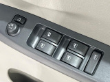 【電動格納ミラー】サイドミラーは電動格納式となっており、狭い駐車場でもキズがつくリスクを抑えられます。