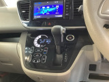 運転席周辺のスマートなレイアウトが、操作のしやすさを実現。快適なドライブをサポートします。