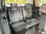 床下収納式のサードシートです。座席部分をコンパクトに収納でき、広大な荷室スペースとしてお使いいただけます!乗車人数や荷物の量など利用シーンに合わせて3列目を有効活用でき、とっても便利♪