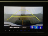 【バックカメラ】運転が苦手な方も車庫入れラクラクです!ギアをリバースに入れれば自動的に切り換わりますので、面倒な操作は不要です♪狭い駐車場もお車を傷つけず安心ですね!