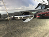 スマートキーを所持している状態でロックボタンを押すと、車両すべてのドアの解錠や施錠を行うことが出来ます。