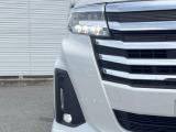 【LEDヘッドライト】悪天候や夜間走行時も良好な視界を確保し安心して運転できる高輝度LEDヘッドライトを装備!点灯速度が早く、消費電力も抑えられています。