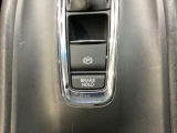 電子制御パーキングブレーキです。スイッチひとつでパーキングブレーキが作動。停車した地点の傾斜などをシステムが検知・判断してブレーキ力を自動的に最適制御。しっかり停車できるシステムです。