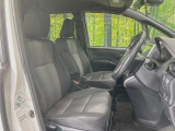 運転席まわりには十分なスペースがあり、大柄な方でもゆったり運転していただける環境です。