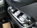 運転席ドアには各ウインドウの集中操作が可能となっています。