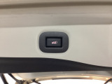 電動リアゲートは、両手が荷物でふさがっている場合でも、ワンタッチボタンやリモコンキーでリアゲートを自動開閉できます。