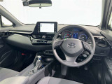 運転席まわりです。 各操作スイッチは使いやすい位置に配置されてます。