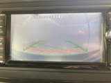 ギアをリバースに入れると車両後方の映像を映し出します。画面にはガイドラインが表示され、車庫入れや縦列駐車などの際に安全確認をサポートします。