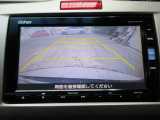バックカメラの画像です。ガイドラインがスムースな車庫入れをサポートいたします。車庫入れの安心感がアップしますね。