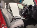 広い足元にゆったり座れるシートには肘掛けも装備しており長距離の運転でも疲れにくくなってます。女性でも運転がしやすいように、シートの高さ調整機能(シートリフター)がついています。