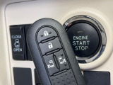 【キーフリーシステム】カバンやポケットに入れたままでもドアの施錠・解錠が可能なスマートキーを装備。エンジンのオン・オフ時もカギを取り出す必要が無いからとっても便利です♪