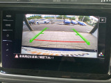 ギアをリバースに入れると車両後方の映像を映し出します。画面にはガイドラインが表示され、車庫入れや縦列駐車などの際に安全確認をサポートします。
