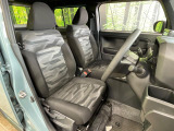 運転席まわりには十分なスペースがあり、大柄な方でもゆったり運転していただける環境です。