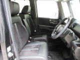 フロントベンチシートだから運転席助手席足元もゆったり広々快適です。助手席への移動も楽々です。