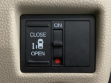 【片側パワースライドドア】片側がパワースライドドアになっており、運転席のスイッチやスマートキーでも開閉が可能です!開口部も広いので乗り降りも楽々♪