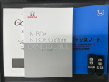 スマートキーは鍵をバッグに入れたままでもドアロックの開閉やエンジンのON・OFFができます。夜間や雨の日も鍵を探さなくて良いので便利です。